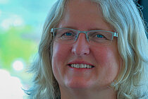 Eine Frau lächelt in die Kamera