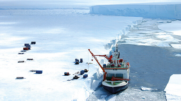 POLARSTERN in der Antarktis bei Versorgungsarbeiten der Neumayer-Station III
