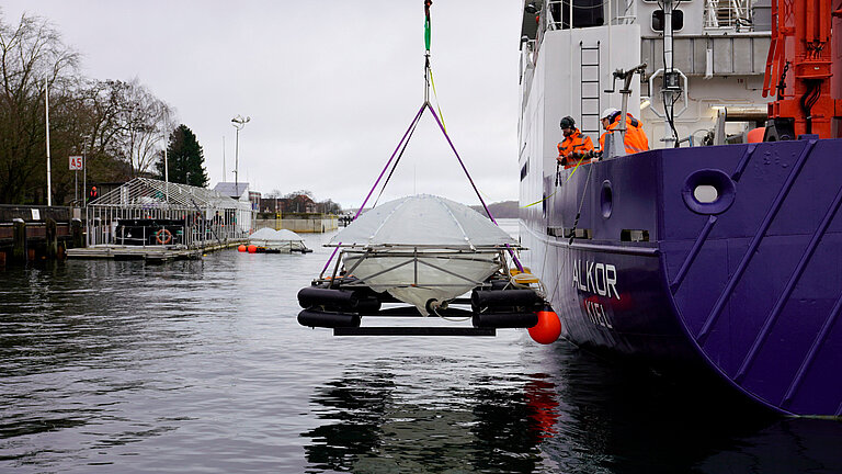 Ausbringen der Mesoskosmen für das Experiment im Rahmen von Ocean AlkAlign. Foto: Sarah Kaehlert, GEOMAR