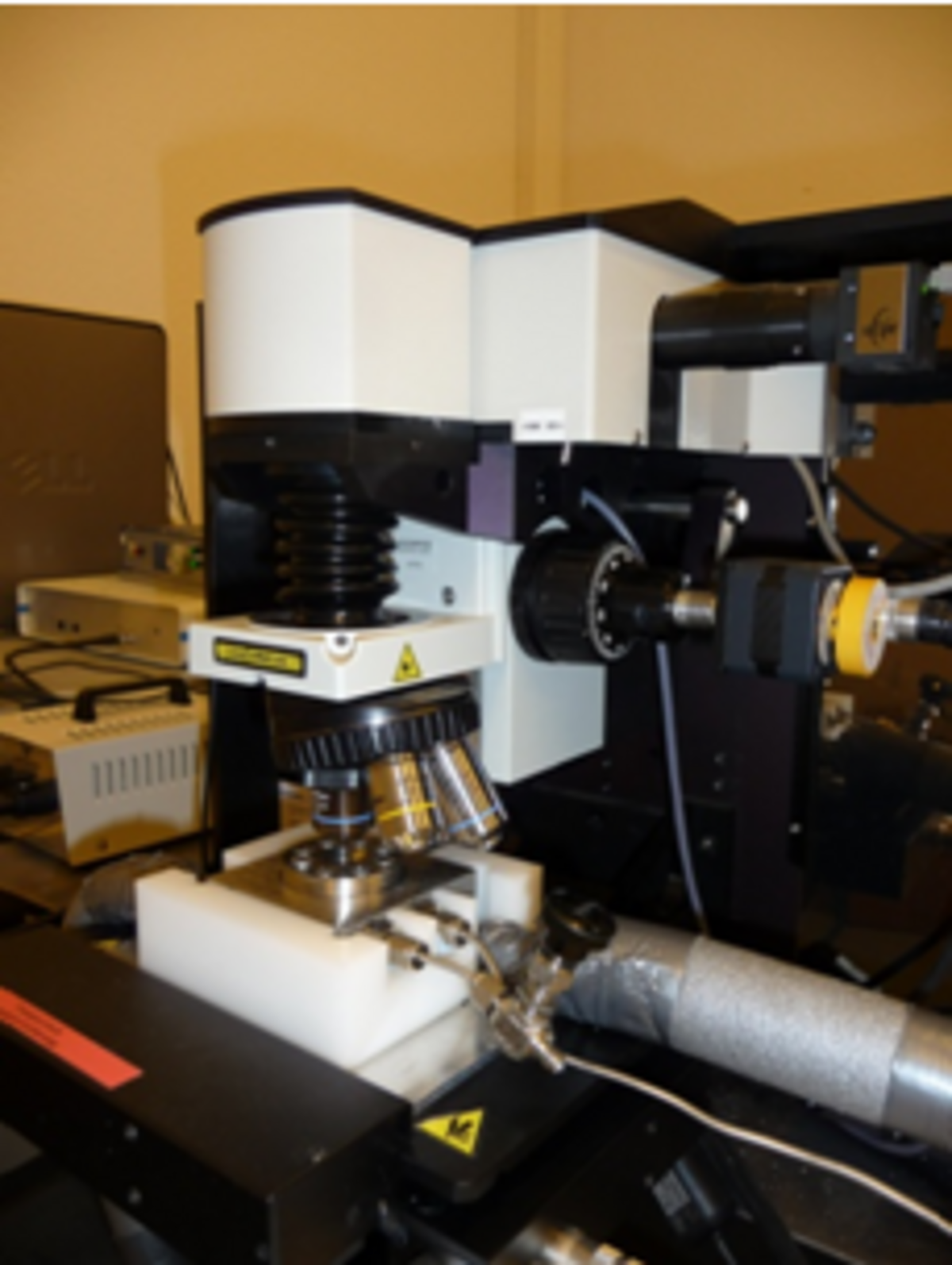 High-pressure Raman cell placed on the motorized microscope stage. The laser beam is focused through a quartz glass window into the cell to determine CH4 and CO2 in all phases (gas, liquid, dissolved, gas hydrate) and resolved in space and time.