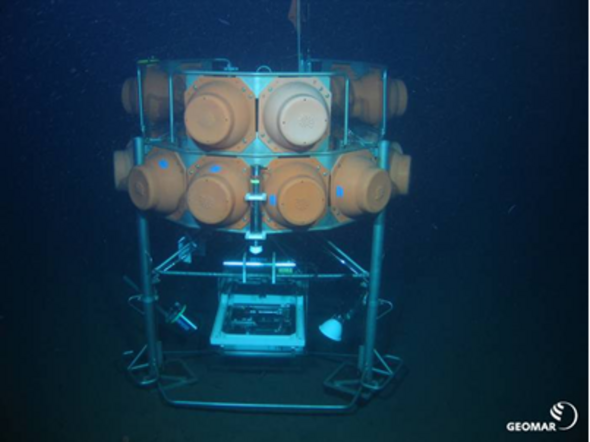 Der Profiler Lander dient der hochauflösenden Messung von Sauerstoff, Schwefelwasserstoff und dem pH im Sediment. Aufgenommen wurden diese Bilder vom ROV Kiel 6000 während einer Ausfahrt vor Chile.