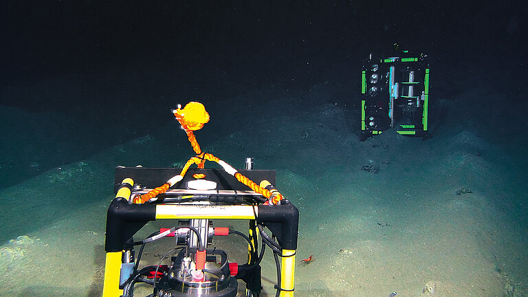 Messgeräte an einer Pflugspur. Innerhalb und außerhalb der Pflugspuren wurden unterschiedliche biologische, chemische und ozeanographische Daten erhoben.