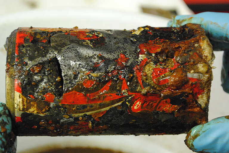 An Bord des Forschungsschiffs SONNE stellte sich heraus, dass die Plastiktüte eine Cola-Dose enthielt. Die Beschriftung war noch gut zu erkennen. Foto: Matthias Haeckel/GEOMAR