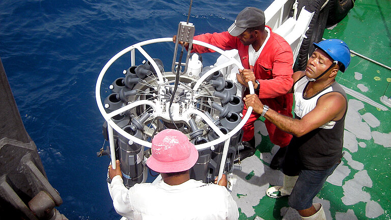 Das OSCM Support-Team ist für die monatlichen Probenahmefahrten und die Analyse der Proben an Land sowie die anschließende Datenverarbeitung zuständig. 