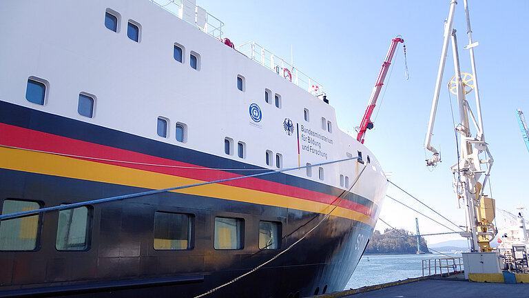 Das Forschungsschiff SONNE im Hafen.