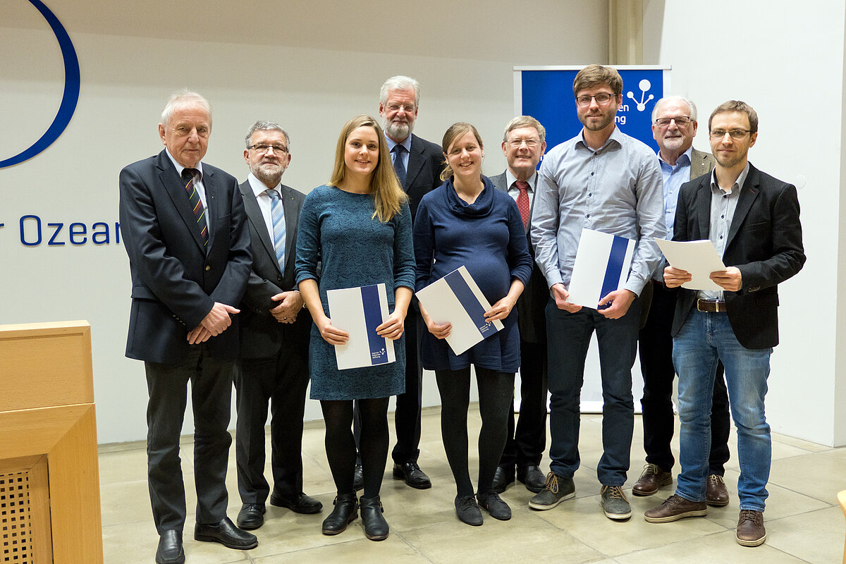 Die vier Preisträger mit dem Vorstand der Petersenstiftung und GEOMAR Direktor Prof. Dr. Peter Herzig. Foto: J. Steffen, GEOMAR.
