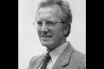 Schwarz-weiß-Foto eines Mannes in mittlerem Alter