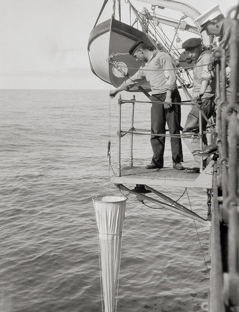 Netzfang mit dem Planktonnetz. 