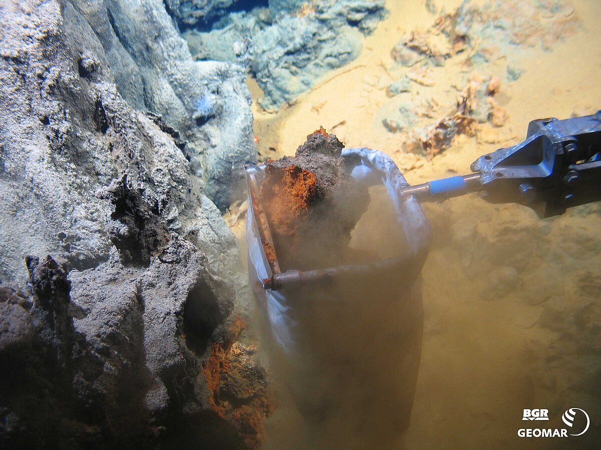 Probenahme mit Handnetz (3330 m).