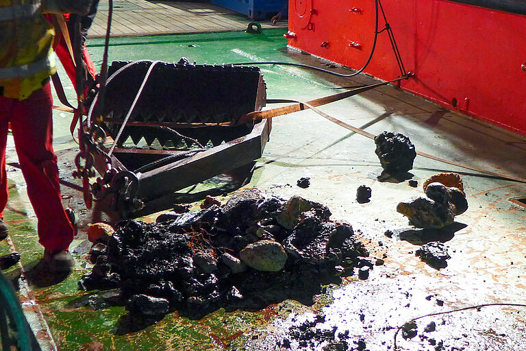 Vom Meeresboden werden Proben genommen und auf dem Schiff sortiert.