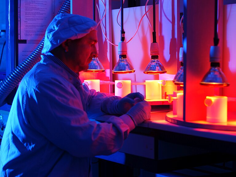 Prof. Dr. Anton Eisenhauer bei Analysen im Reinraumlabor. Foto. S. Kloth, Osteolabs.