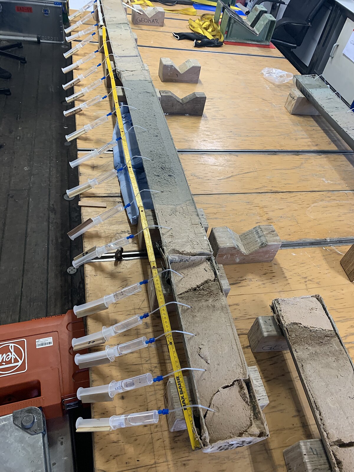 Geöffneter Sedimentkern aus dem Schwerelot zur Gewinnung des Porenwassers mit Spritzen und Filterkerzen.
