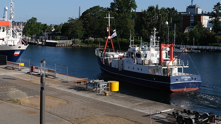 Zwei Schiffe an einem Anleger
