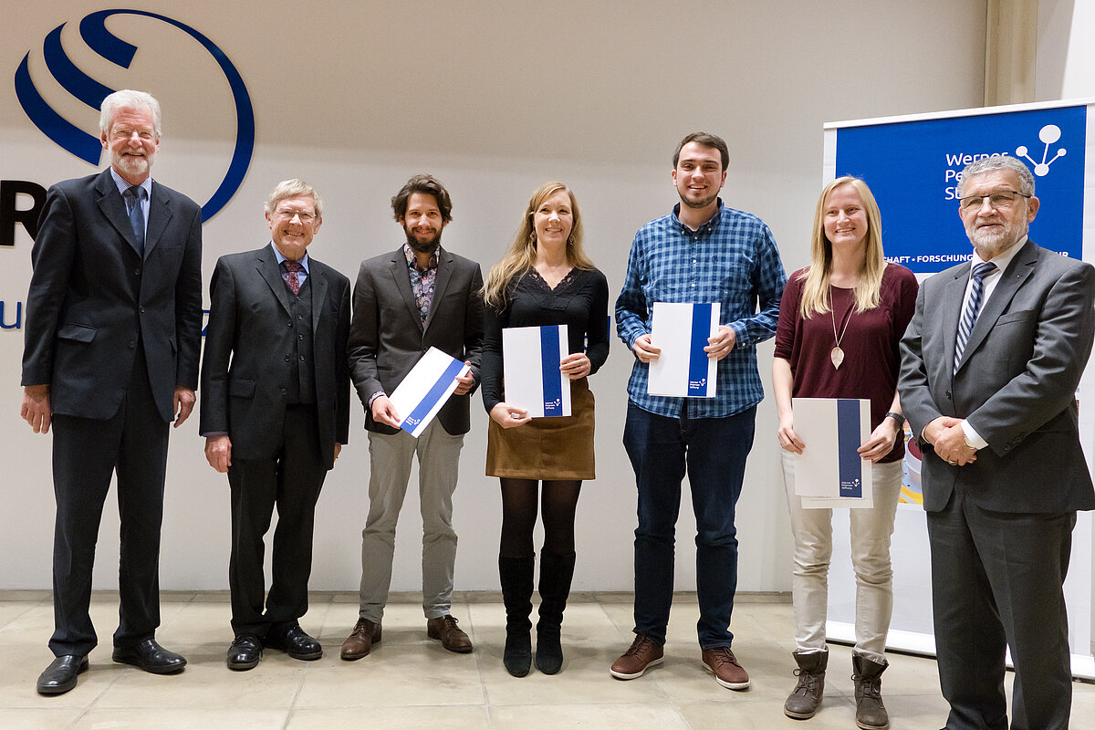 Dr. Christopher Schmidt (3. v. l.), Dr. Antje Dürkefälden (Mitte), Dr. Sebastian Steinig (3. v. r.) und Dr. Melanie Heckwolf (2. v. r.) wurden für ihre exzellenten Promotionen ausgezeichnet. GEOMAR-Direktor Prof. Dr. Peter Herzig (l.) sowie Dr. Christian W. Zöllner (2. v. l.) und Dr. h.c. Klaus-Jürgen Wichmann (r.) von der Petersen-Stiftung gratulierten. Foto: Jan Steffen/GEOMAR