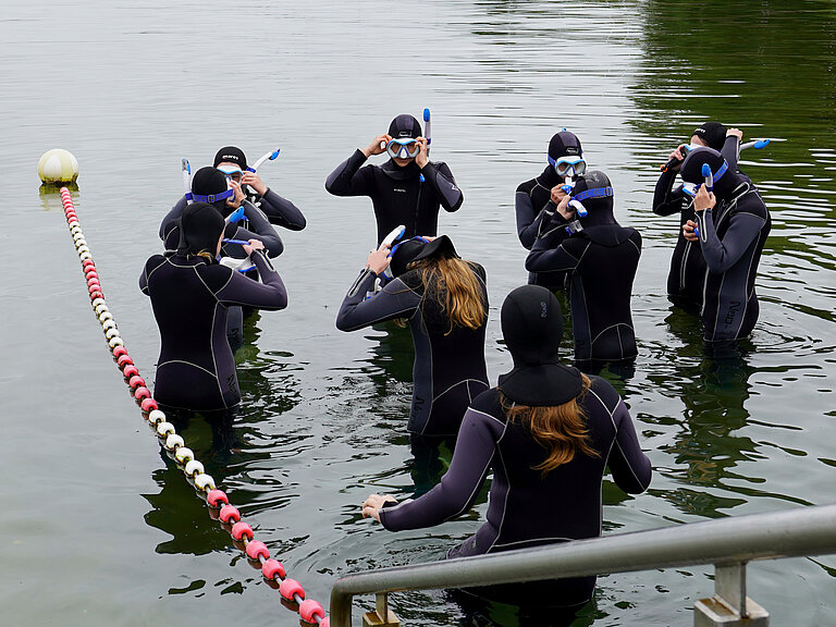 Schülerinnen mit Schnochel-Ausrüstung in der Kieler Förde