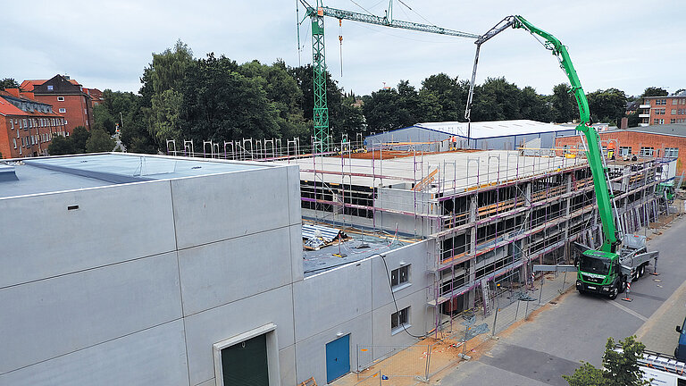 August 2016: The parking facility has grown by another level and now clearly gives an idea of how large the finished structure will be