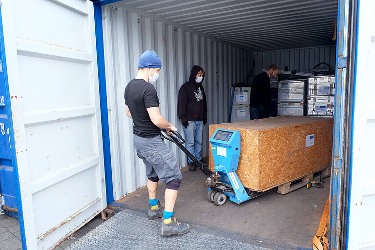 Unpacking the equipment. Photo: A.K. Montano, GEOMAR.