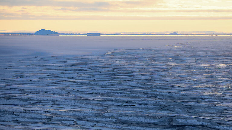 Eisschollen bedecken das Meer