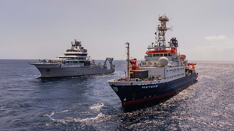 Zwei Schiffe auf dem Meer