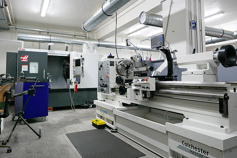 Vorne manuelle Drehmaschine, im Hintergrund CNC-Drehen mit angetriebenen Werkzeugen