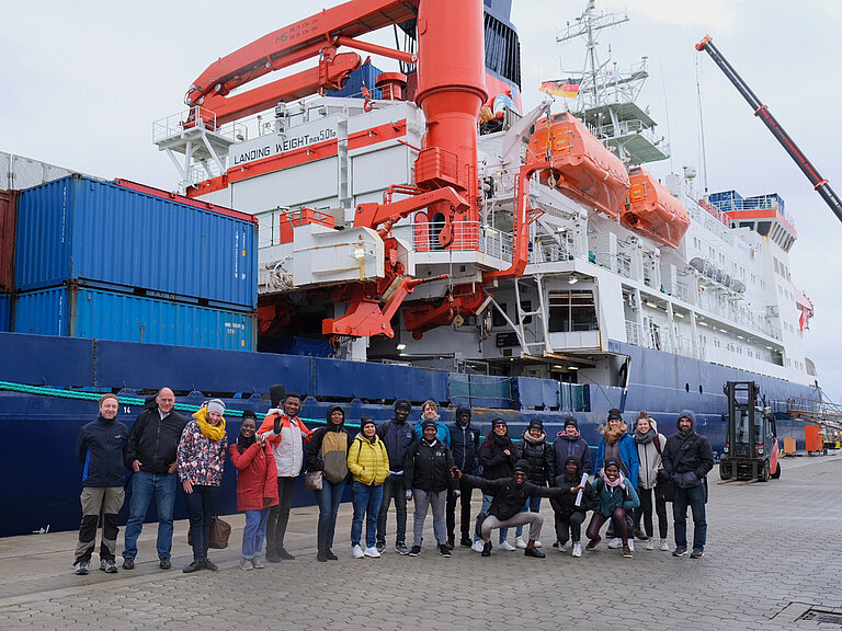 GGruppe von Forschenden vor Forschungsschiff Polarstern in Bremerhaven