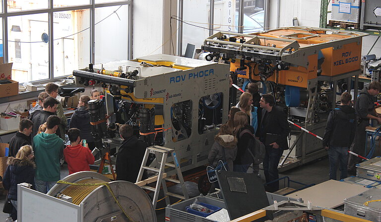 Schülerinnen und Schüler besichtigen die ferngesteuerten Unterwasserfahrzeuge des GEOMAR im Technik- und Logistikzentrum. Foto: J. Dengg, GEOMAR.