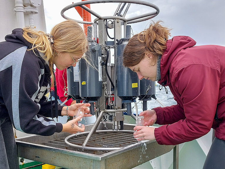 Wasserprobennahme bei Boknis Eck.