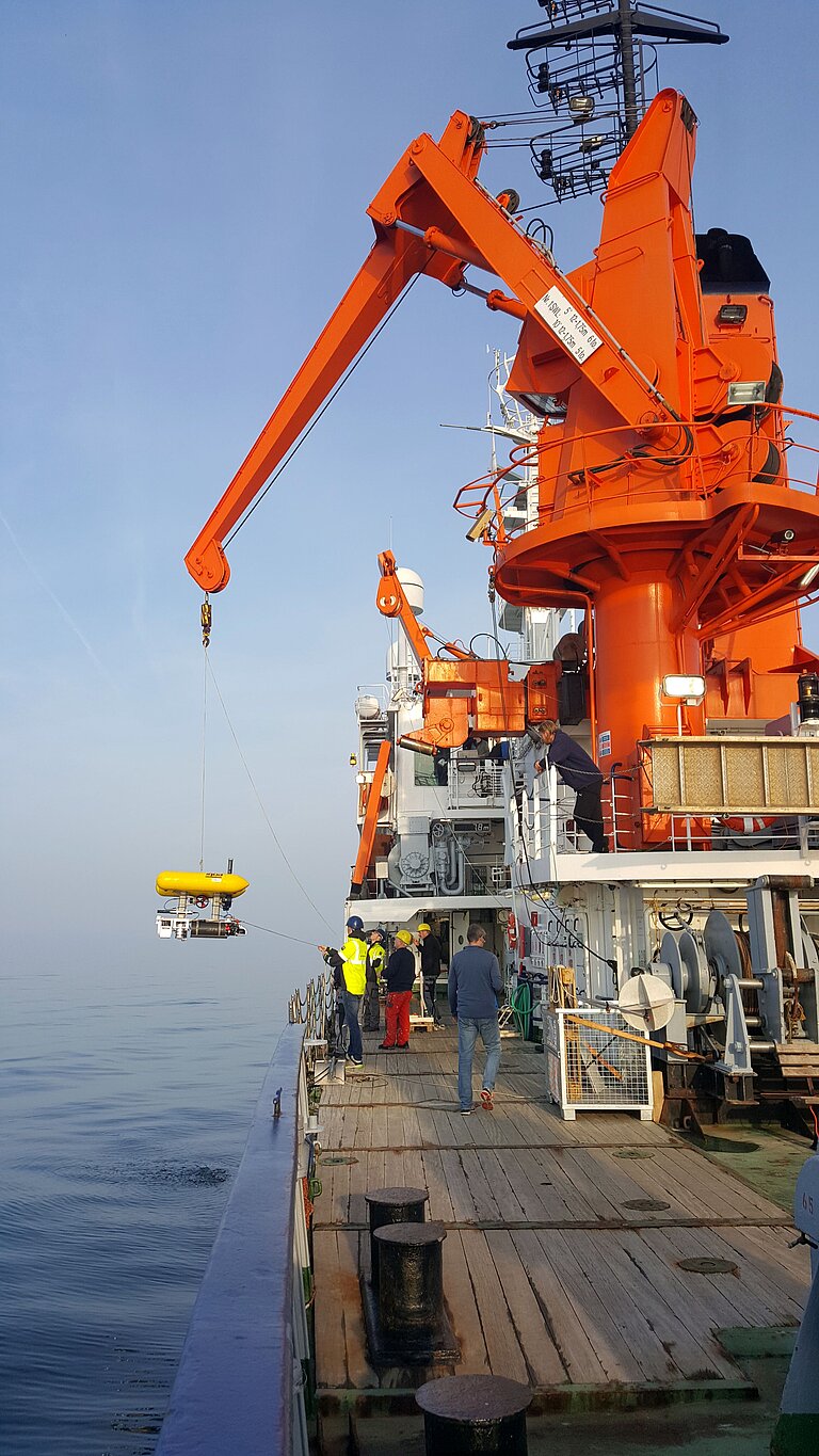 AUV Anton wird zur Kartierung von Altmunition in der Ostsee ausgesetzt. Im Projekt BASTA geht es unter anderem darum, die bei der Munitionssuche erhobenen Daten besser zu verarbeiten und zu interpretieren. Foto: Iason-Zois Gazis/GEOMAR