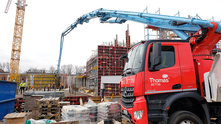 Mit einer Autobetonpumpe wird der angelieferte Beton bis an die benötigte Stelle gepumpt. 