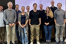 Eine Gruppe Menschen in einem Konferenzraum