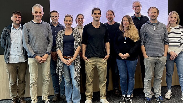 Eine Gruppe Menschen in einem Konferenzraum