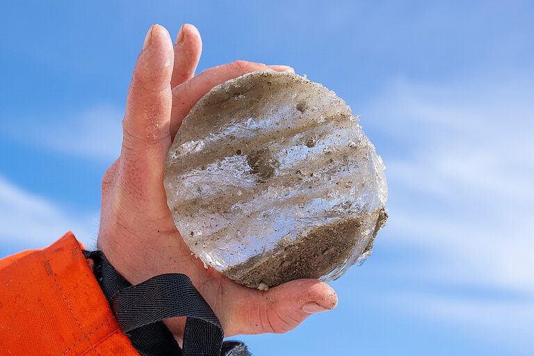 Scheibe aus Eis mit Sediment