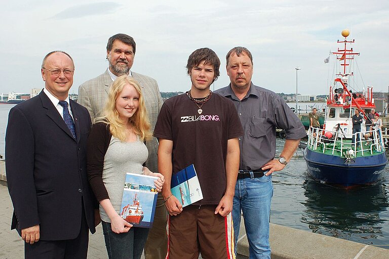 Vor dem Abenteuer: Britta Jordan und Bennet Jess (vorne) bereiten sich in Kiel auf die Expedition mit dem Forschungsschiff SONNE vor. Michael Ippich (links) und Olaf Thiede (hinten Mitte) von der Reederei RF Forschungsschiffahrt sowie Dr. Reinhard Werner vom IFM-GEOMAR unterstützen sie dabei. Foto: J. Steffen, IFM-GEOMAR