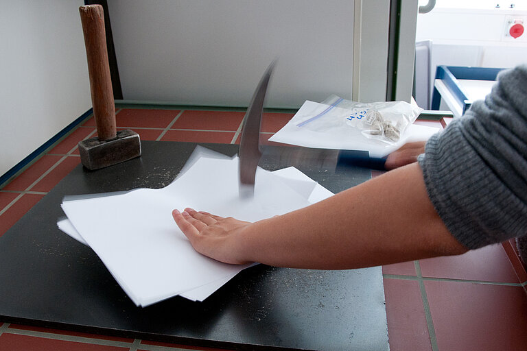 Während der Sommerschule lernen die Teilnehmerinnen und Teilnehmer auch, wie Vulkangesteinsproben für weitere Analysen zerkleinert werden, ohne die Proben zu verunreinigen. Foto: J. Steffen, GEOMAR