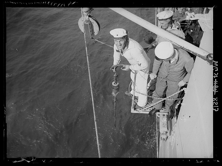 Start of a wire sounding on the front Lukas sounding machine: Veering out the shock tube, photographed in 1926 during the German Atlantic Expedition with the research vessel METEOR I. 