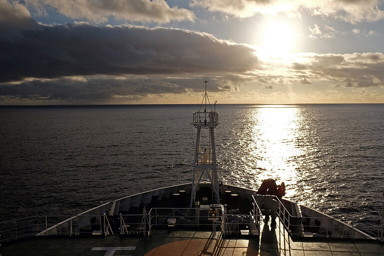 Bug eines Forschungsschiffes auf dem Meer