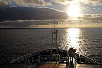 Bug eines Forschungsschiffes auf dem Meer