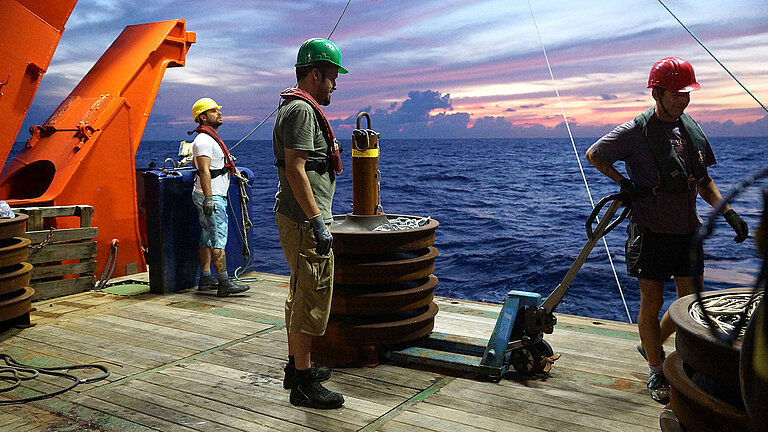 Finally, the team attaches an anchor weight weighing several tons on board. 