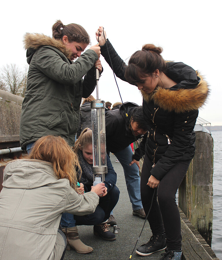 Abfüllen einer Wasserprobe aus der Kieler Förde. Foto: J. Dengg, GEOMAR