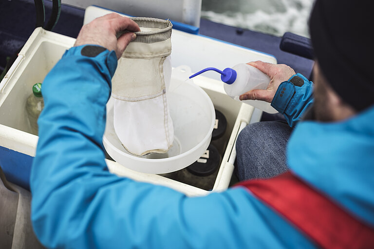Bearbeitung der Wasserproben während der monatlichen Ausfahrten ann Bord des POLARFUCHS. Foto: Marvin Schäfer, www.marvinschaefer.com