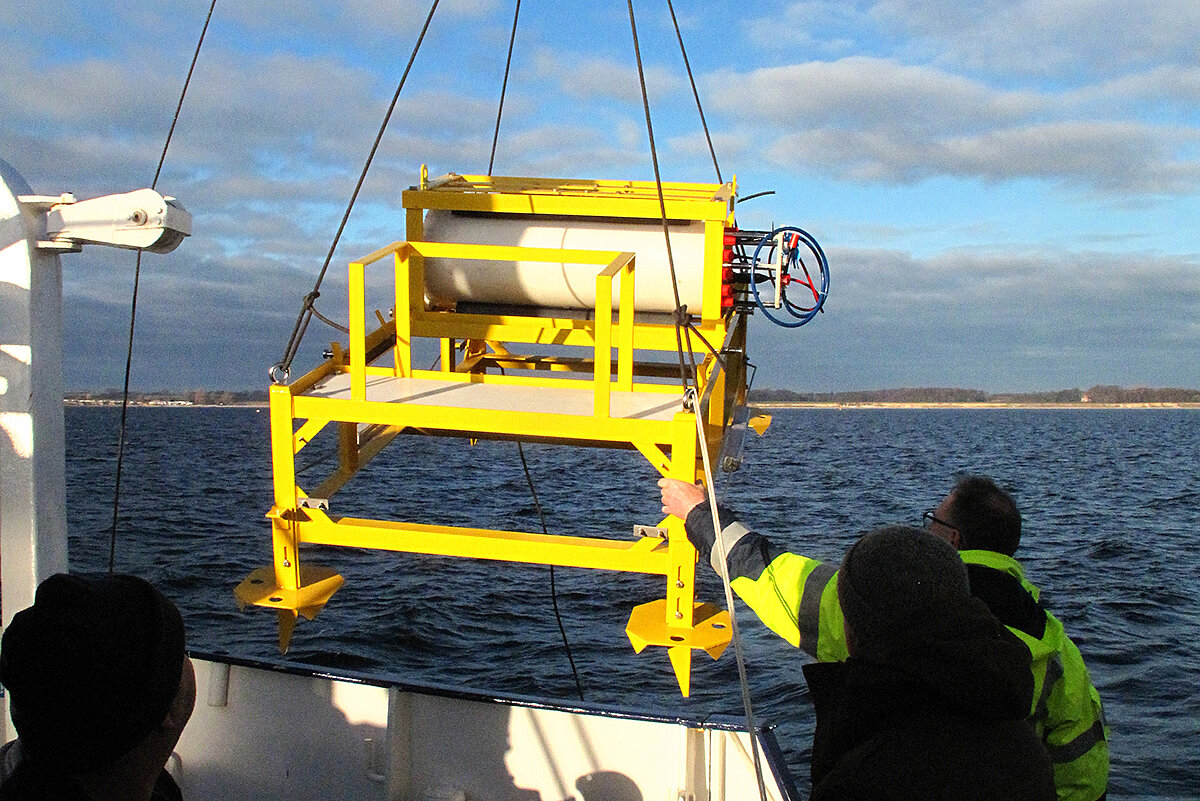 Der sensorbestückte COSYNA-Knoten für Boknis Eck wird vom Kieler Forschungskutter LITTORINA aus abgesetzt. 