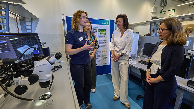 Vier Frauen in einem Labor, eine erklärt etwas