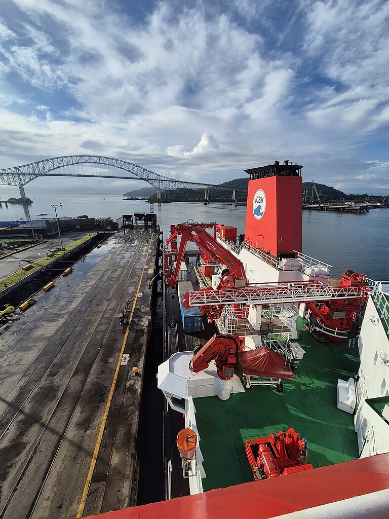Schiff an der Pier, im Hintergrund die Brücke "Puente de las Américas" 
