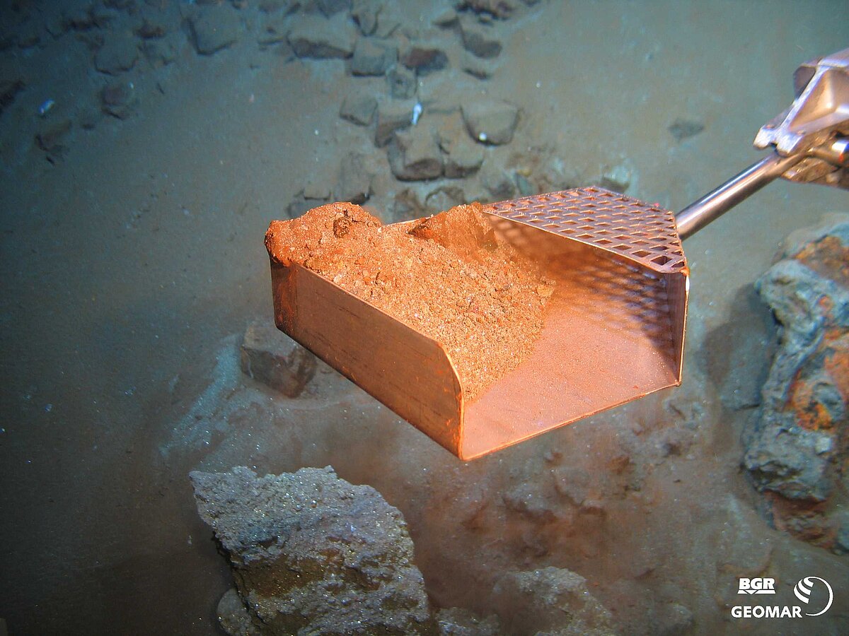Beprobung hydrothermalen Sediments mit Schaufel (3320 m).