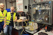 Forschende mit Messstation