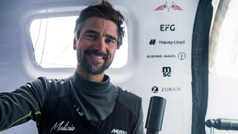 Segler Boris Herrmann mit einer Messboje