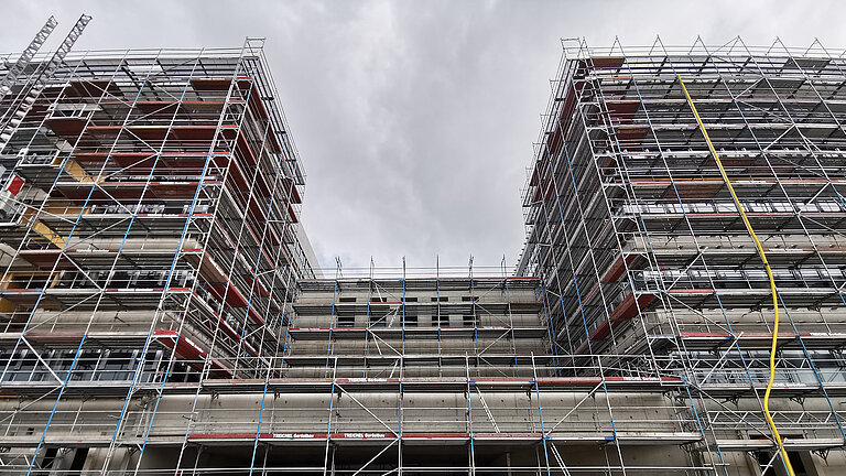 Haupteingang mit den Türmen 1, 2 und 3. 