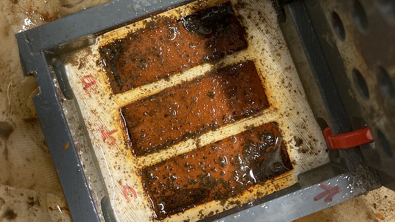 Baustahl-Proben mit rötlich-brauner Korrosionsschicht 