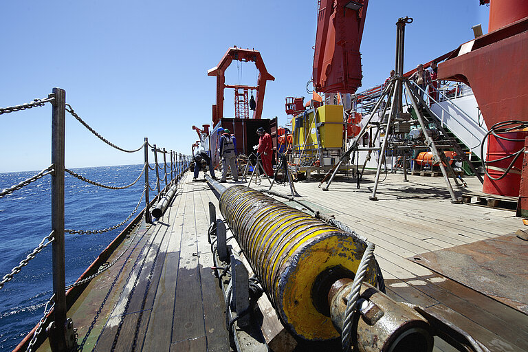 ein Schwerelot an Bord eines Schiffes 