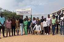 Die Kieler Geographin Silja Klepp (m.) war kürzlich als Dozentin im WASCAL-Masterprogramm „Klimawandel und Meereswissenschaften“ an der Universidade Técnica do Altantico (UTA) im kapverdischen Mindelo. Die 13 Studierenden der aktuellen Kohorte erfuhren mehr über das Thema Umweltgerechtigkeit.